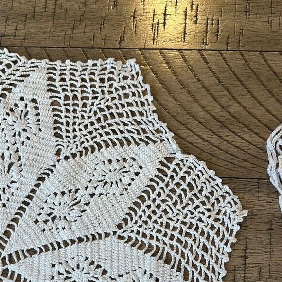 Elegant Vintage 1970s Handmade White Crochet Doilies Set - Picture 16 of 17
